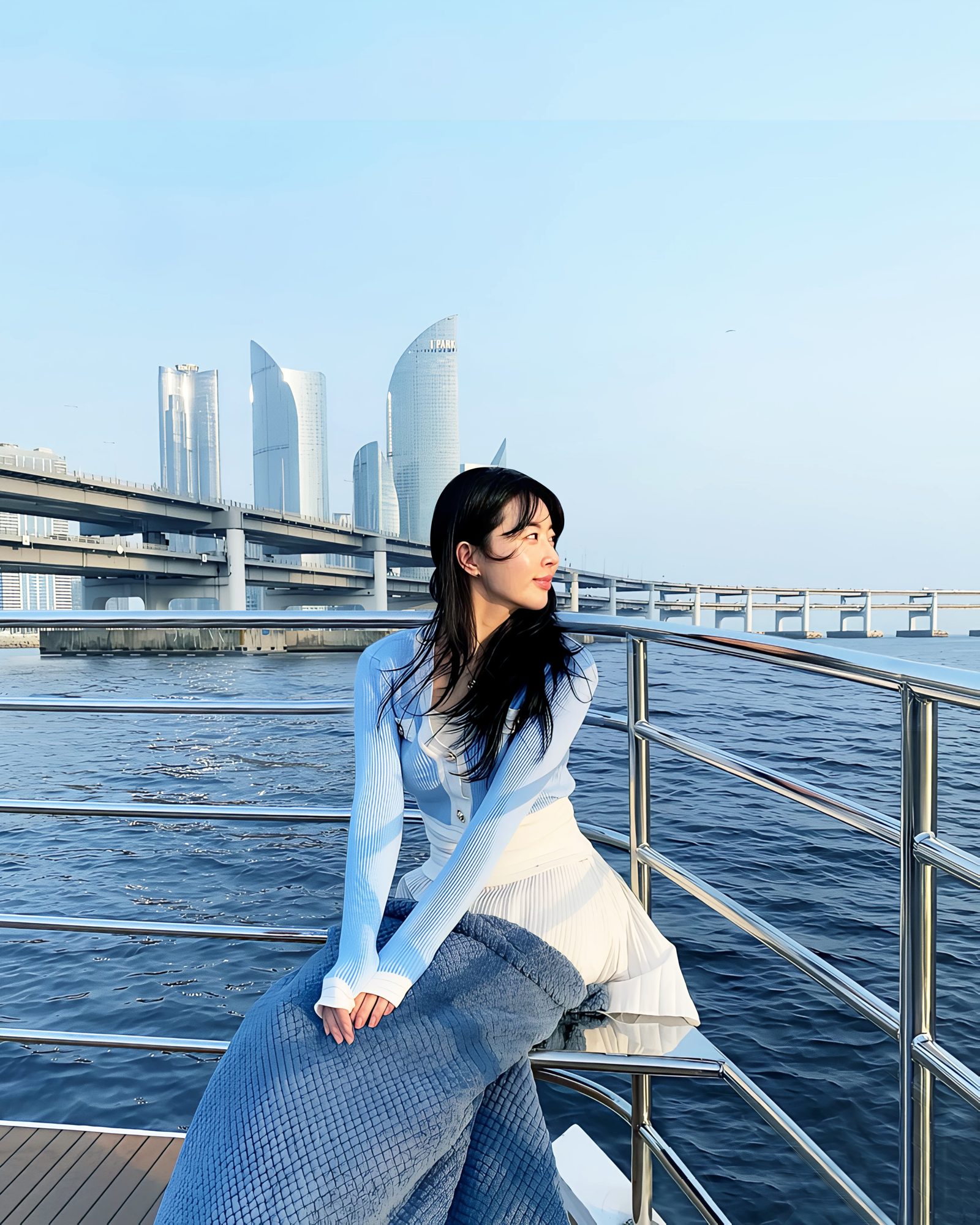 夕暮れの海をゆくクルーズ