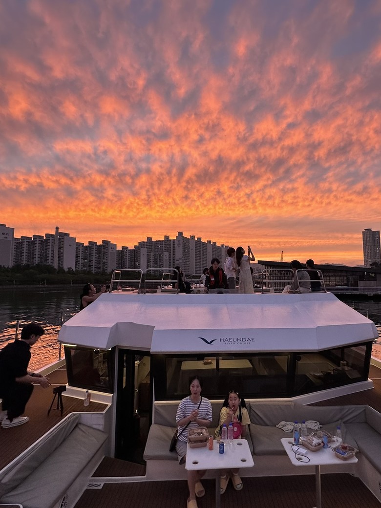 赤く染まった夕焼けの下、デッキに座るお客様