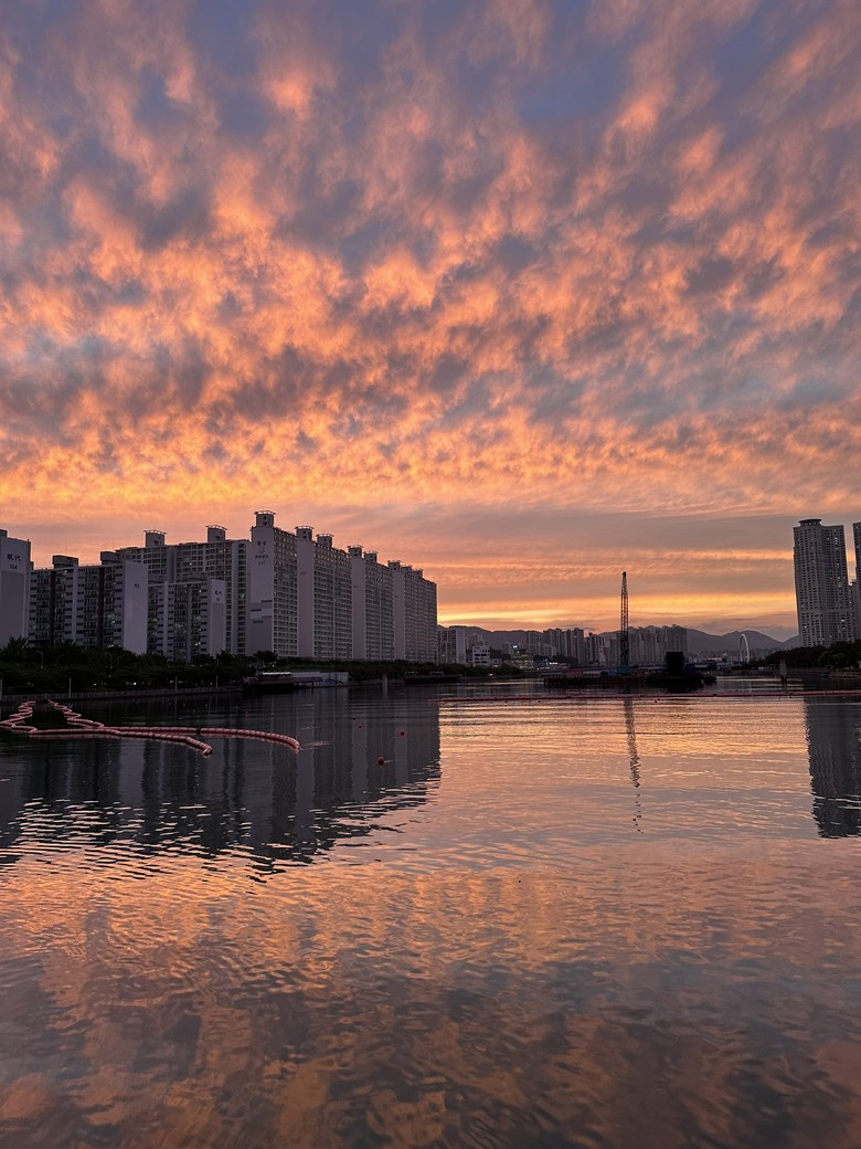 海の上に広がる赤い夕焼け雲