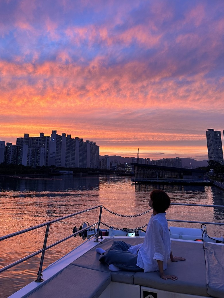 夕焼けを眺めながらデッキに座る二人
