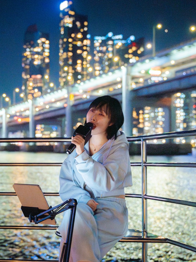 マリンシティの夜景の前に立つお客様
