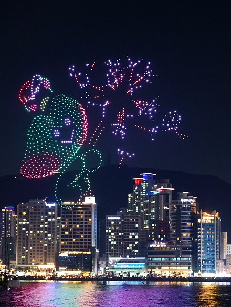 ドローンショーと花火が一緒に広がる夜空