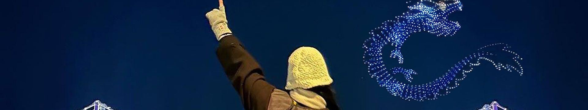船首から広安大橋上空のドローンライトショーを眺める乗客