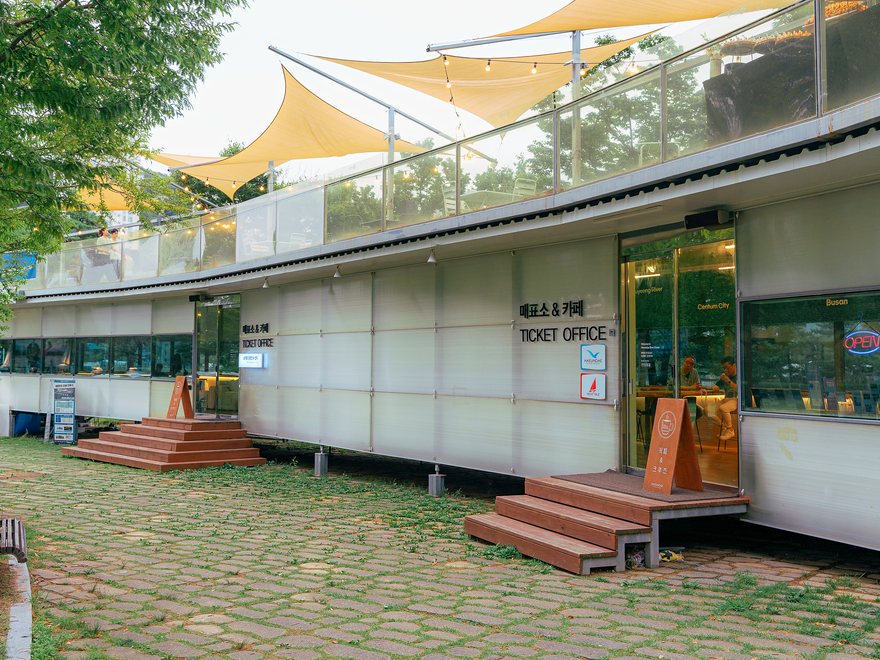 ナル公園の中にあるチケット売り場の建物外観