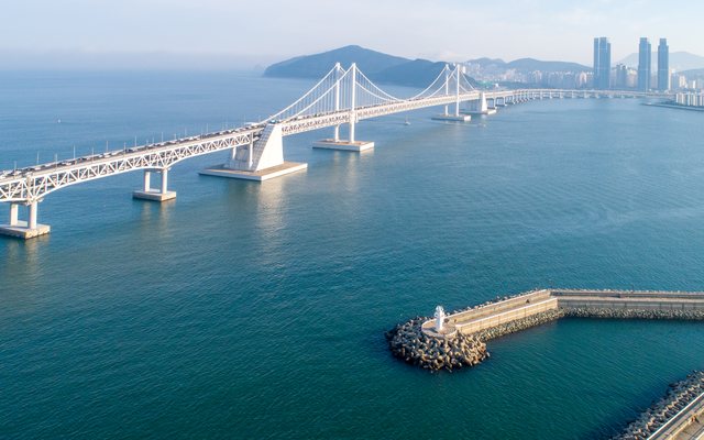海の上を横切る広安大橋