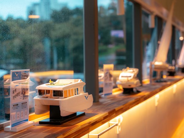 ヨットの模型が展示された棚