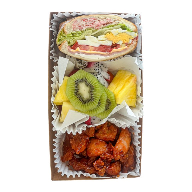 サンドイッチ＋季節のフルーツ＋タッカンジョン