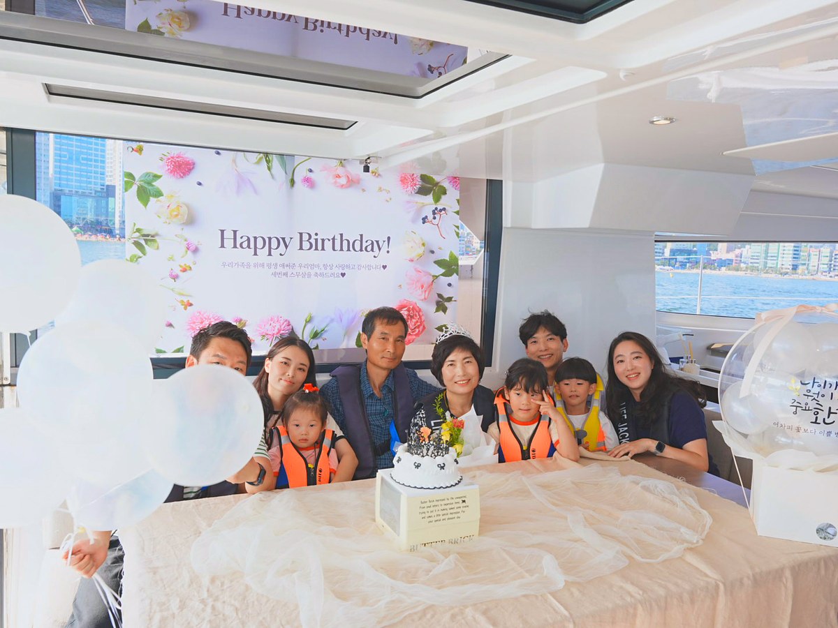 キャビンで誕生日パーティーを楽しむご家族