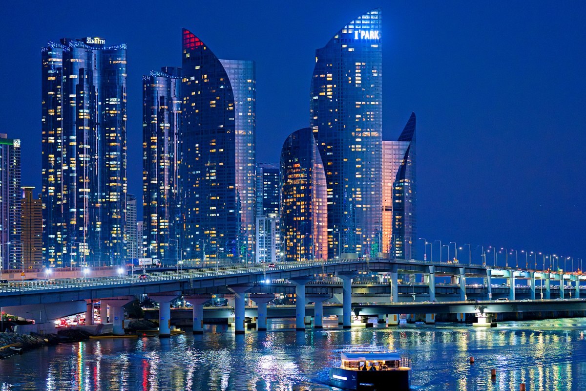 マリンシティの夜景の前を運航するナイトクルーズ