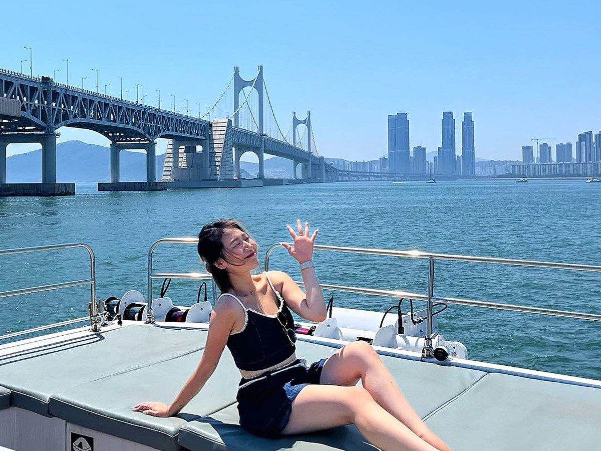 青空の下、デッキに座るパブリックツアーのお客様