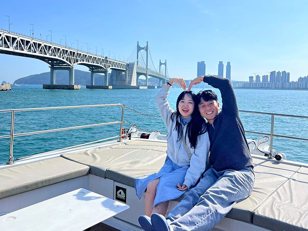 広安大橋を背景に記念写真を撮るお客様