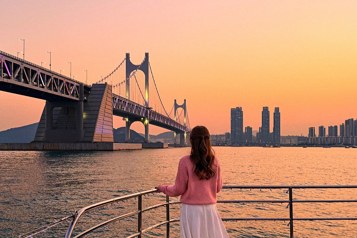 広安大橋の前、夕焼けの中を運航するサンセットクルーズ