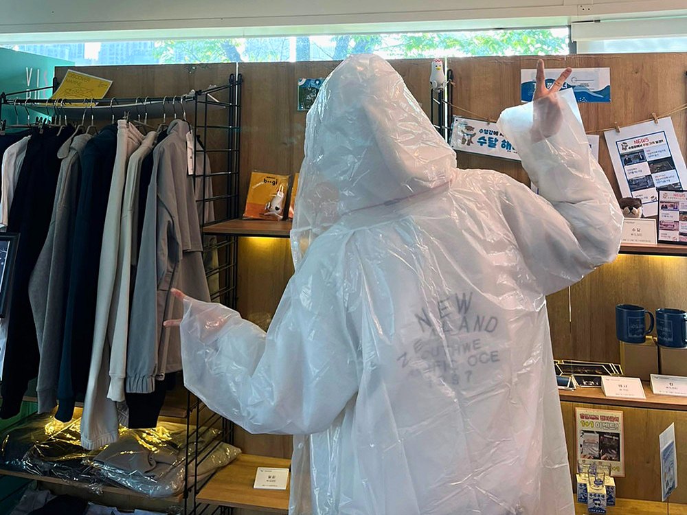雨の日にお配りするレインコート