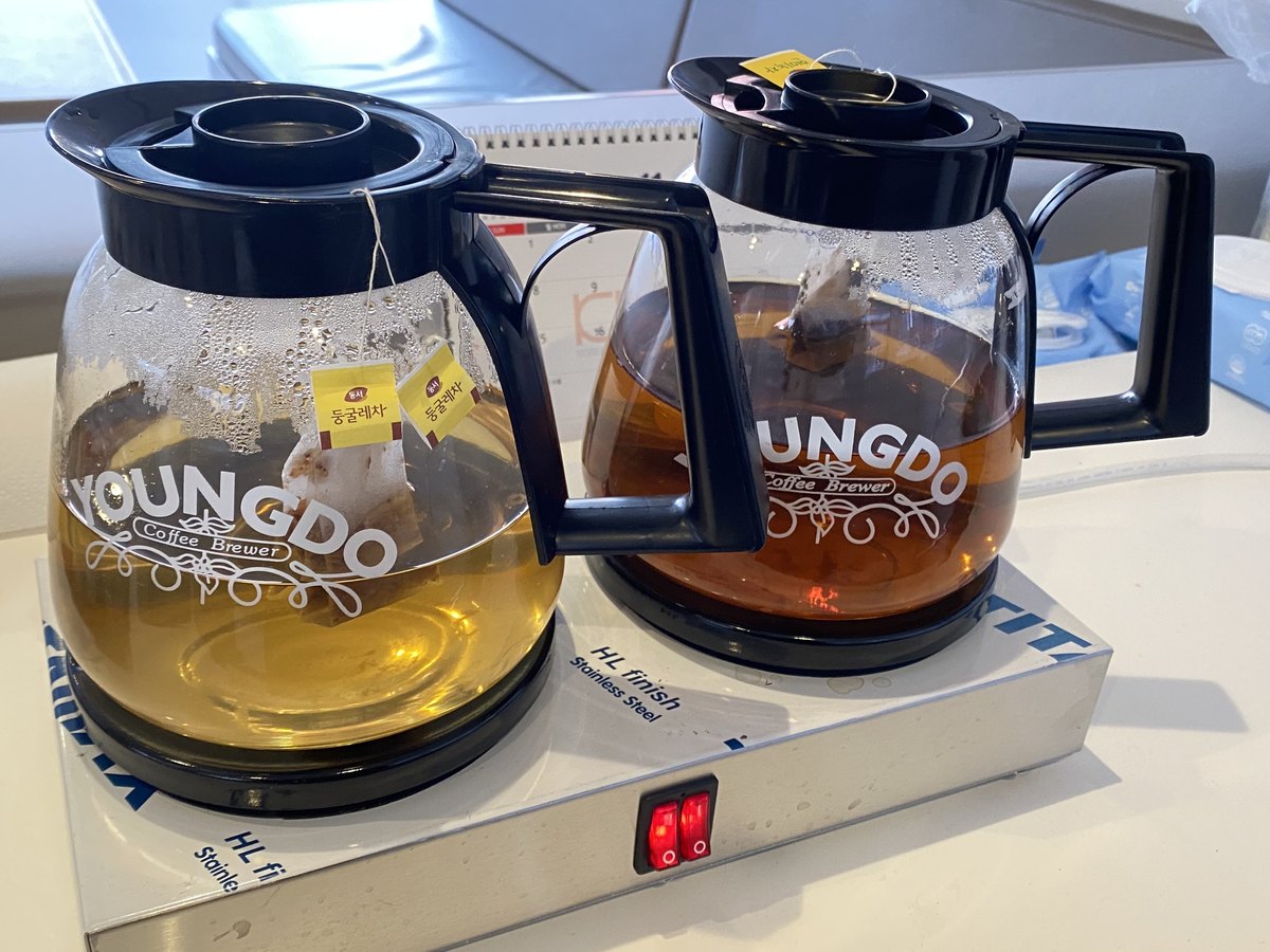 温かいお茶と紙コップを用意したサービステーブル