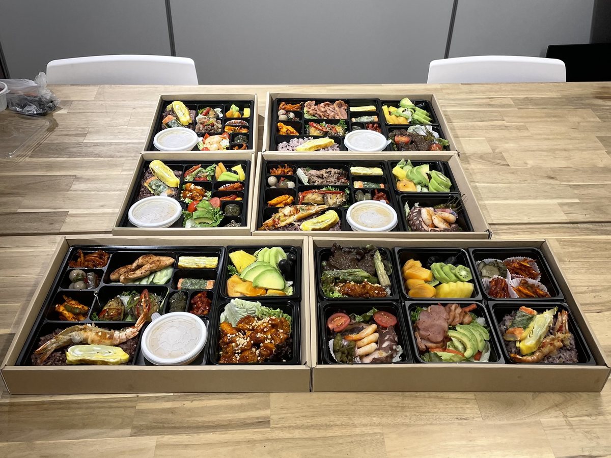 テーブルに並んだ韓国料理のお弁当