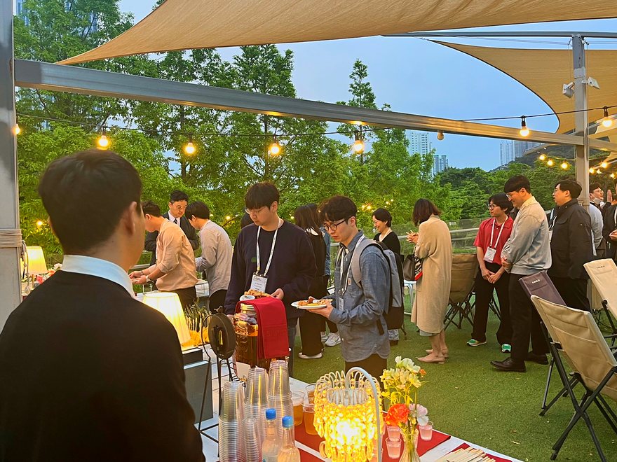 照明を灯した2階屋外ルーフトップのイベント