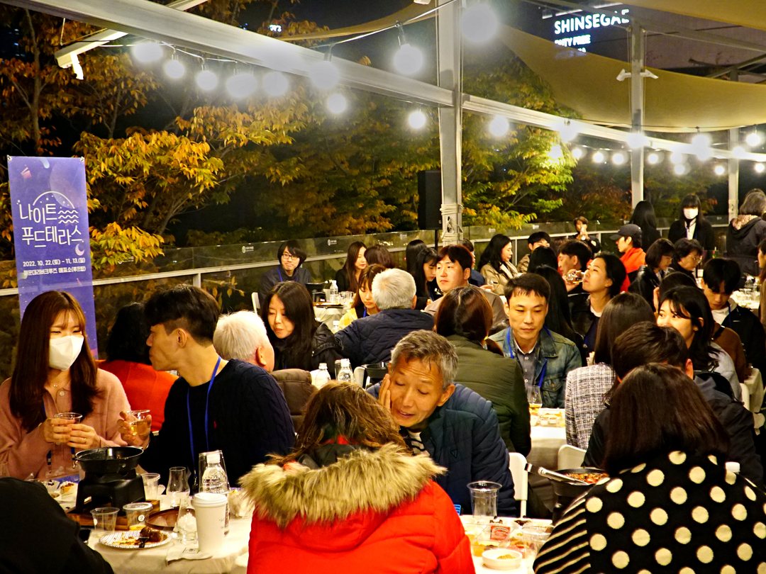 照明を灯して行われる夜の室内イベント
