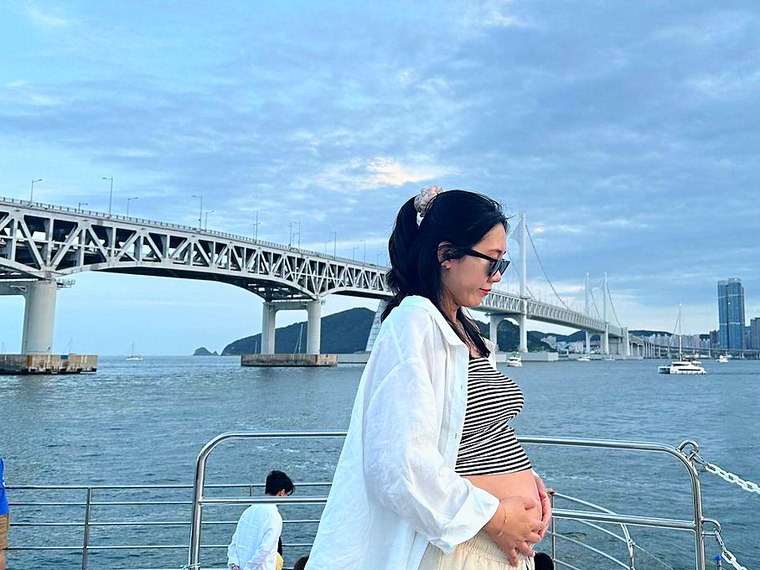広安大橋を背景にデッキに立つお客様