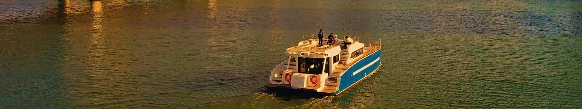 夕焼けの広安大橋（クァンアンデギョ）の前を進む海雲台リバークルーズ