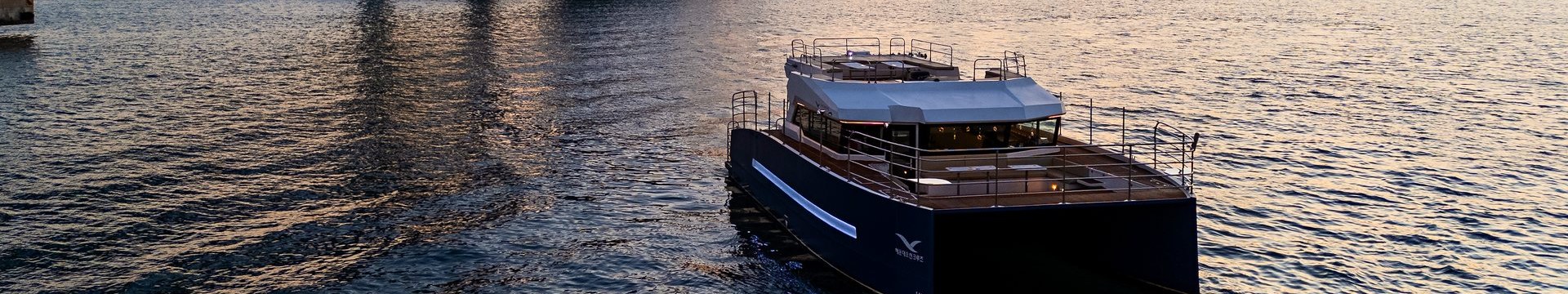 夕焼けの広安大橋（クァンアンデギョ）の前を進む海雲台リバークルーズ